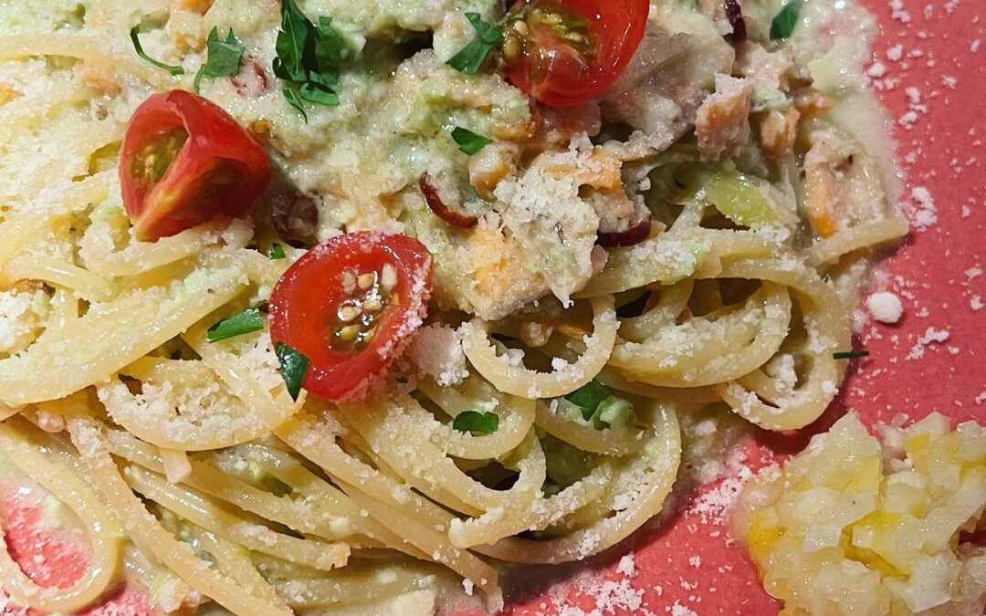 軽くスモークしたサーモンとずんだクリームのペペロンチーノ風