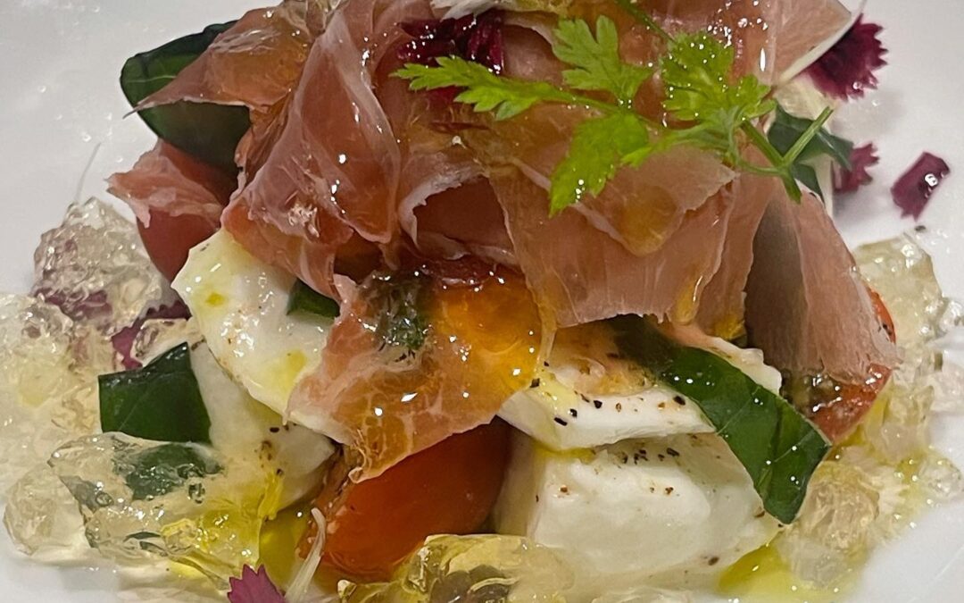 水牛のモッツァレラチーズと生ハムのカプレーゼ(蜂蜜とビネガー